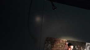 El fotógrafo español Héctor Garrido junto a un cartel de su muestra 'Cuba Iluminada' en La Habana, Cuba.