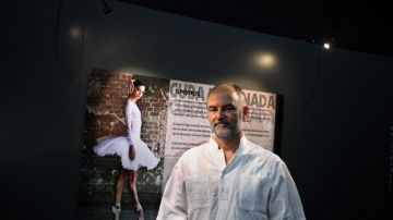 El fotógrafo español Héctor Garrido junto a un cartel de su muestra 'Cuba Iluminada' en La Habana, Cuba.