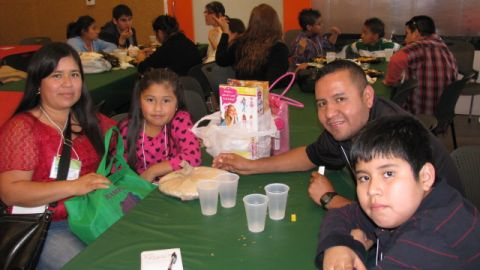 La familia Ventura-Soriano disfruta de la celebración navideña.
