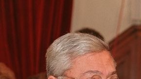 El escritor cubano Guillermo Cabrera Infante (i) es felicitado por el escritor peruano Mario Vargas Llosa (d), durante la entrega de los premios Cervantes en la Universidad de Alcalá de Henares,en 1997.