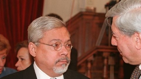 El escritor cubano Guillermo Cabrera Infante (i) es felicitado por el escritor peruano Mario Vargas Llosa (d), durante la entrega de los premios Cervantes en la Universidad de Alcalá de Henares,en 1997.