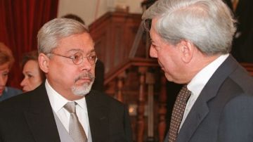 El escritor cubano Guillermo Cabrera Infante (i) es felicitado por el escritor peruano Mario Vargas Llosa (d), durante la entrega de los premios Cervantes en la Universidad de Alcalá de Henares,en 1997.