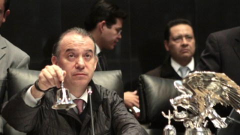 El presidente del Senado mexicano, Raúl Cervantes Andrade, cierra la sesión de ayer, tras la aprobación de la reforma energética.
