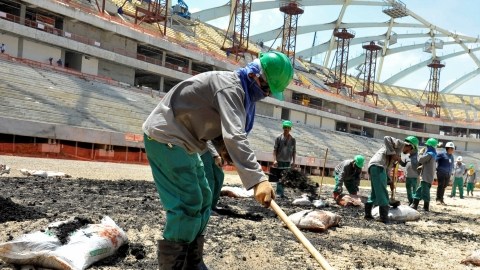 En esta foto de septiembre, un trabajador coloca césped en la Arena de Amazonia, una de las sedes para el Mundial de Brasil 2014.