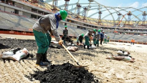 En esta foto de septiembre, un trabajador coloca césped en la Arena de Amazonia, una de las sedes para el Mundial de Brasil 2014.