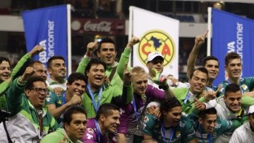 Los jugadores del León bromean mientras celebran con su copa de campeones en el césped del Estadio Azteca, tras derrotar al América en el juego de vuelta de la final del Apertura 2013.