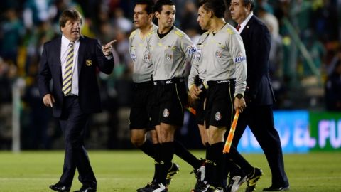 El 'Piojo' Herrera la emprendió contra los árbitros y se fue expulsado en el partido de su despedida.