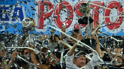 El entrenador del Atlético Nacional, Juan Carlos Osorio,  levanta el trofeo de campeones en la final de ayer ante Deportivo Cali.