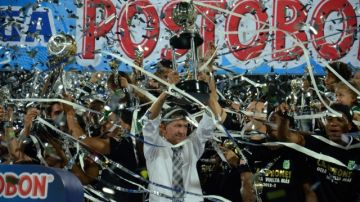 El entrenador del Atlético Nacional, Juan Carlos Osorio,  levanta el trofeo de campeones en la final de ayer ante Deportivo Cali.