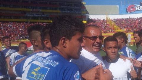 El  Metapán festeja en el   Estadio  Cuscatlán después de derrotar 1-0 al  FAS en la contienda final del futbol salvadoreño.