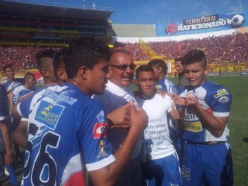 El  Metapán festeja en el   Estadio  Cuscatlán después de derrotar 1-0 al  FAS en la contienda final del futbol salvadoreño.