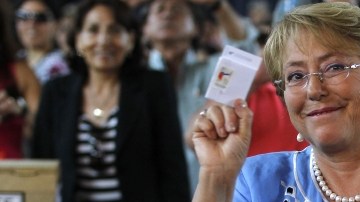 La candidata presidencial de la Nueva Alianza, Michelle Bachelet, depositaba su voto, ayer,  en Santiago, Chile.