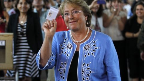 La candidata presidencial de la Nueva Alianza, Michelle Bachelet, depositaba su voto, ayer,  en Santiago, Chile.