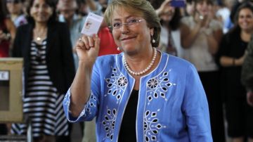 La candidata presidencial de la Nueva Alianza, Michelle Bachelet, depositaba su voto, ayer,  en Santiago, Chile.
