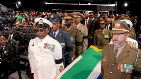 Militares de las Fuerzas Armadas sudafricanas cargan el ataúd de Nelson Mandela en su funeral de Estado, para ser enterrado en Qunu, la tierra que tanto amó, ayer.