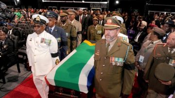 Militares de las Fuerzas Armadas sudafricanas cargan el ataúd de Nelson Mandela en su funeral de Estado, para ser enterrado en Qunu, la tierra que tanto amó, ayer.