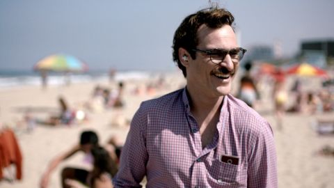 Joaquín Phoenix se enamora de su sistema operativo, “Samantha”, en “Her”.