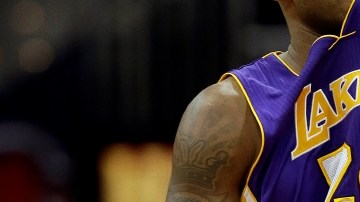 Kobe Bryant muerde su jersey en el segundo cuarto.