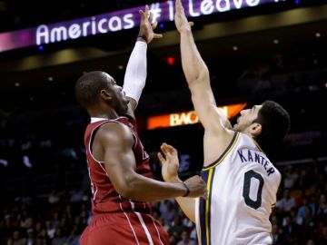 Dwyane Wade (izq.), del Heat, y Enes Kanter se disputan un balón en el segundo período del partido de anoche celebrado en Miami.