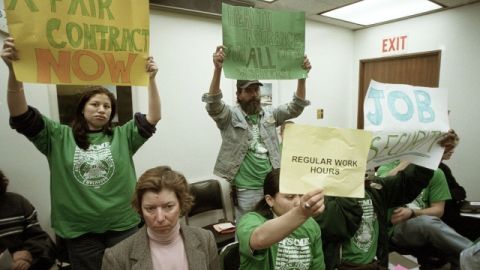 Asistentes de parques recreacionales en California demandan aumentos de salario y mayores beneficios.