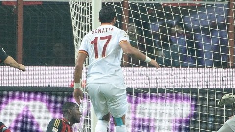 Cristian Zapata (izq.) anota el primer gol de Milan ante Roma, ayer en el partido de cierre de la jornada  en el Estadio  Giuseppe Meazza.