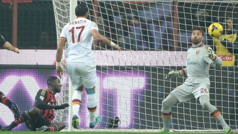 Cristian Zapata (izq.) anota el primer gol de Milan ante Roma, ayer en el partido de cierre de la jornada en el Estadio Giuseppe Meazza.