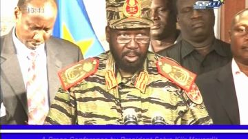 El presidente de Sudán del Sur, Salva Kiir, vistiendo uniforme de general, habla a la ciudadanía por televisión, en Yuba, para decir que 'sus Fuerzas Armadas habían frustrado el golpe de Estado'.