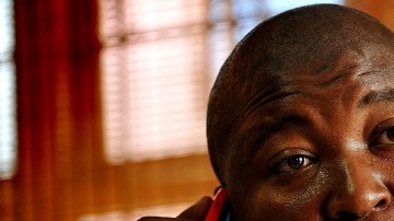 Thamsanqa Jantjie, el falso intérprete en el funeral de Mandela, habla por teléfono desde su casa en  Bramfischerville, South Africa.