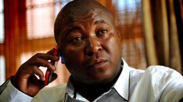 Thamsanqa Jantjie, el falso intérprete en el funeral de Mandela, habla por teléfono desde su casa en  Bramfischerville, South Africa.