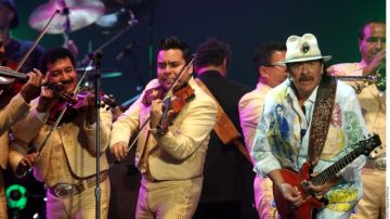 Carlos Santana (der.), junto a un mariachi, en el concierto del sábado por la noche en Guadalajara.