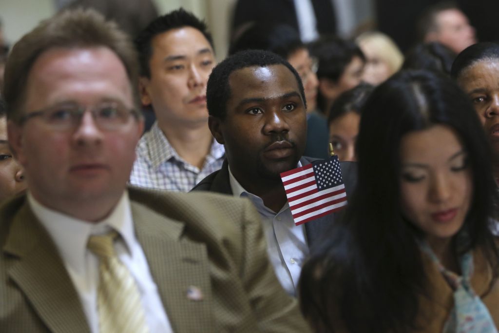 El 44 de los extranjeros en EEUU se hacen ciudadanos La Opinión