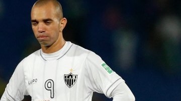 Diego Tardelli y Ronaldinho se lamentan, tras la eliminación del Atlético Mineiro del Mundial de Clubes