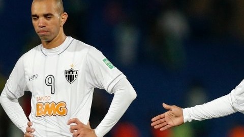 Diego Tardelli y Ronaldinho se lamentan, tras la eliminación del Atlético Mineiro del Mundial de Clubes