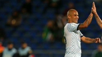 Humberto Suazo y César "Chelito" Delgado celebran uno de los goles del Monterrey