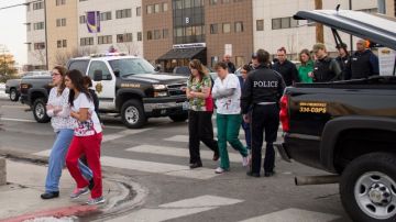 Agentes escoltan a testigos del tiroteo en el hospital Renown Regional Medical Center de Reno, Nevada, el martes.