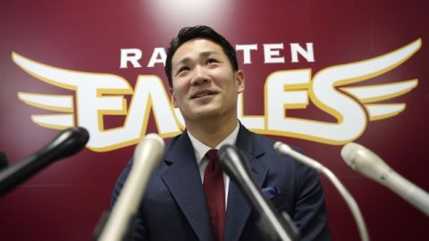 Masahiro Tanaka habla a los medios de comunicación en una rueda de prensa celebrada ayer en Sendai, ciudad al norte de Japón.
