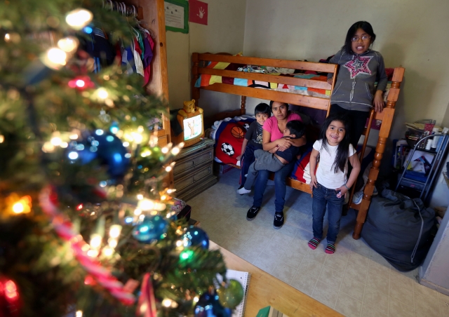 Erendia Morales y sus hijos son una de las familias favorecidas con el programa de la Arquidiócesis de LA.