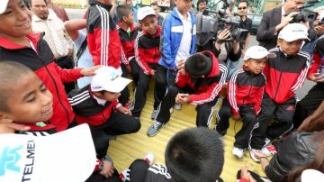 Los niños deportistas triquis escucharon atentos los discursos y compartieron con sus anfitriones de Casa Oaxaca en Los Ángeles.