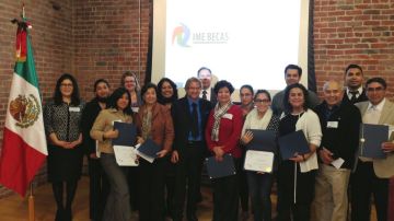 Representantes de organizaciones académicas en el Norte de California que recibieron recursos económicos en el consulado mexicano de San Francisco.