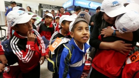 Los ninos basquetbolistas de Oaxaca llegan al aeropuerto de Los Angeles.