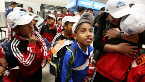 Los ninos basquetbolistas de Oaxaca llegan al aeropuerto de Los Angeles.
