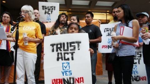 Políticos y activistas insisten en que es necesario ampliar las protecciones del Acta de Confianza a todo el país.