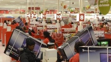 Clientes realizan compras en un almacén de Target en Alexandria, Virginia.