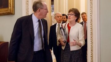 Los senadores (de i a d) Lamar Alexander, Jeff Sessions y Susan Collins se dirigen a votar el proyecto de ley de presupuesto de los dos partidos que impedirá el cierre del gobierno, en el Capitolio en Washington.