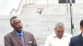 El concejal Gil Cedillo anuncia la resolución de la ciudad de Los Ángeles a favor de detener deportaciones.