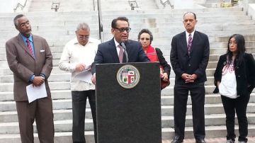 El concejal Gil Cedillo anuncia la resolución de la ciudad de Los Ángeles a favor de detener deportaciones.