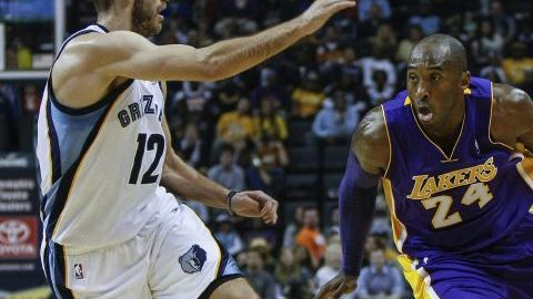 Kobe Bryant en el partido del 17 de diciembre contra los Memphis Grizzlies, en el que se lesionó la rodilla izquierda.
