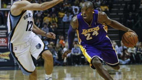 Kobe Bryant en el partido del 17 de diciembre contra los Memphis Grizzlies, en el que se lesionó la rodilla izquierda.