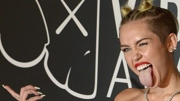 Miley Cyrus dijo que no sabe cómo sonreír y que le resulta muy incómodo hacerlo cuando le toman fotos.