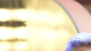 El ex tenista Boris Becker  saluda al público que lo ovacionó en su visita más reciente a un torneo en Ausburgo, Alemania.